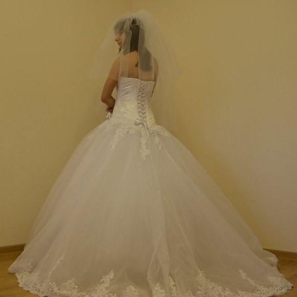 Beautiful Wedding Dress - Picture 1 of 3